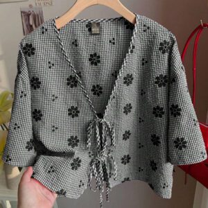 Comfortcana Nouvelle chemise à manches courtes pour femmes, à motif à carreaux rouges, broderie florale et nœud papillon tressé. Convient pour les vacances d'été