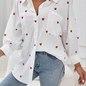 Chemise décontractée pour femmes avec boutons à l'avant, manches longues, poche et imprimé de cœurs sur tout le vêtement