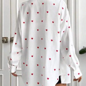 Chemise décontractée pour femmes avec boutons à l'avant, manches longues, poche et imprimé de cœurs sur tout le vêtement