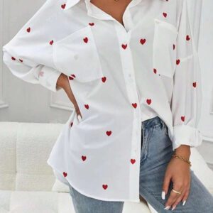 Chemise décontractée pour femmes avec boutons à l'avant, manches longues, poche et imprimé de cœurs sur tout le vêtement