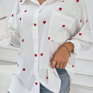 Chemise décontractée pour femmes avec boutons à l'avant, manches longues, poche et imprimé de cœurs sur tout le vêtement