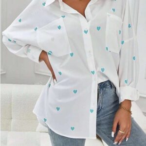 Chemise décontractée pour femmes avec boutons à l'avant, manches longues, poche et imprimé de cœurs sur tout le vêtement