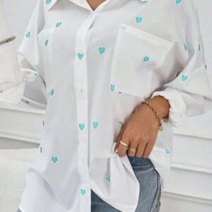 Chemise décontractée pour femmes avec boutons à l'avant, manches longues, poche et imprimé de cœurs sur tout le vêtement