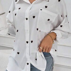 Chemise décontractée pour femmes avec boutons à l'avant, manches longues, poche et imprimé de cœurs sur tout le vêtement