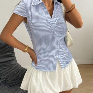 Flirla Chemise à capuche à manches courtes style décontracté, ouverte devant avec taille resserrée