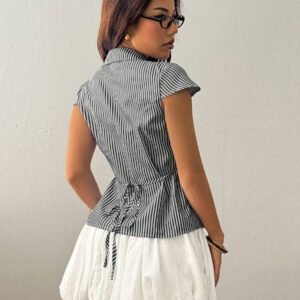 Flirla Chemise à capuche à manches courtes style décontracté, ouverte devant avec taille resserrée
