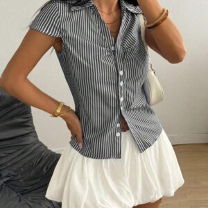 Flirla Chemise à capuche à manches courtes style décontracté, ouverte devant avec taille resserrée