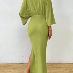 SHEIN Clasi Robe mi-longue femme à col V avec lien à la taille de couleur unie simple. Robe élégante pour femme avec nœud, fente à la cuisse et manches trois-quarts. Robe longue femme ajustée avec manches chauve-souris verte, col en V, style casual pour le quotidien. Tenue maxi pour femme, à porter au printemps ou à l'automne.