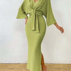 SHEIN Clasi Robe mi-longue femme à col V avec lien à la taille de couleur unie simple. Robe élégante pour femme avec nœud, fente à la cuisse et manches trois-quarts. Robe longue femme ajustée avec manches chauve-souris verte, col en V, style casual pour le quotidien. Tenue maxi pour femme, à porter au printemps ou à l'automne.