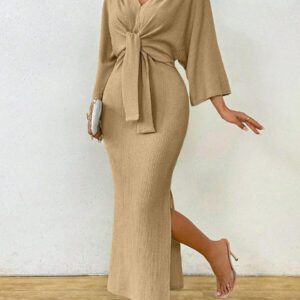 SHEIN Clasi Robe mi-longue femme à col V avec lien à la taille de couleur unie simple. Robe élégante pour femme avec nœud, fente à la cuisse et manches trois-quarts. Robe longue femme ajustée avec manches chauve-souris verte, col en V, style casual pour le quotidien. Tenue maxi pour femme, à porter au printemps ou à l'automne.