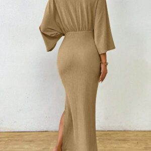SHEIN Clasi Robe mi-longue femme à col V avec lien à la taille de couleur unie simple. Robe élégante pour femme avec nœud, fente à la cuisse et manches trois-quarts. Robe longue femme ajustée avec manches chauve-souris verte, col en V, style casual pour le quotidien. Tenue maxi pour femme, à porter au printemps ou à l'automne.