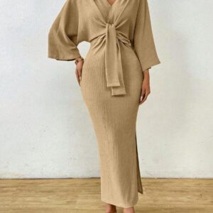 SHEIN Clasi Robe mi-longue femme à col V avec lien à la taille de couleur unie simple. Robe élégante pour femme avec nœud, fente à la cuisse et manches trois-quarts. Robe longue femme ajustée avec manches chauve-souris verte, col en V, style casual pour le quotidien. Tenue maxi pour femme, à porter au printemps ou à l'automne.