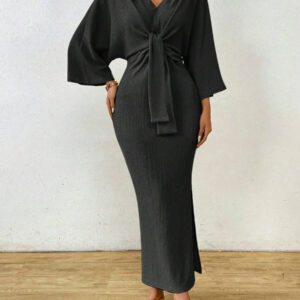 SHEIN Clasi Robe mi-longue femme à col V avec lien à la taille de couleur unie simple. Robe élégante pour femme avec nœud, fente à la cuisse et manches trois-quarts. Robe longue femme ajustée avec manches chauve-souris verte, col en V, style casual pour le quotidien. Tenue maxi pour femme, à porter au printemps ou à l'automne.