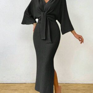 SHEIN Clasi Robe mi-longue femme à col V avec lien à la taille de couleur unie simple. Robe élégante pour femme avec nœud, fente à la cuisse et manches trois-quarts. Robe longue femme ajustée avec manches chauve-souris verte, col en V, style casual pour le quotidien. Tenue maxi pour femme, à porter au printemps ou à l'automne.