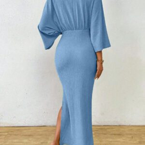 SHEIN Clasi Robe mi-longue femme à col V avec lien à la taille de couleur unie simple. Robe élégante pour femme avec nœud, fente à la cuisse et manches trois-quarts. Robe longue femme ajustée avec manches chauve-souris verte, col en V, style casual pour le quotidien. Tenue maxi pour femme, à porter au printemps ou à l'automne.