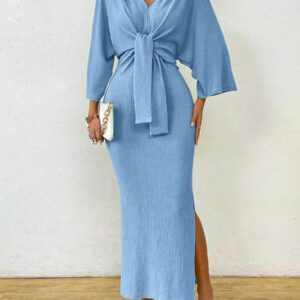 SHEIN Clasi Robe mi-longue femme à col V avec lien à la taille de couleur unie simple. Robe élégante pour femme avec nœud, fente à la cuisse et manches trois-quarts. Robe longue femme ajustée avec manches chauve-souris verte, col en V, style casual pour le quotidien. Tenue maxi pour femme, à porter au printemps ou à l'automne.