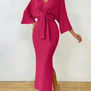 SHEIN Clasi Robe mi-longue femme à col V avec lien à la taille de couleur unie simple. Robe élégante pour femme avec nœud, fente à la cuisse et manches trois-quarts. Robe longue femme ajustée avec manches chauve-souris verte, col en V, style casual pour le quotidien. Tenue maxi pour femme, à porter au printemps ou à l'automne.