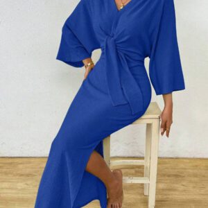 SHEIN Clasi Robe mi-longue femme à col V avec lien à la taille de couleur unie simple. Robe élégante pour femme avec nœud, fente à la cuisse et manches trois-quarts. Robe longue femme ajustée avec manches chauve-souris verte, col en V, style casual pour le quotidien. Tenue maxi pour femme, à porter au printemps ou à l'automne.