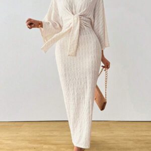 SHEIN Clasi Robe mi-longue femme à col V avec lien à la taille de couleur unie simple. Robe élégante pour femme avec nœud, fente à la cuisse et manches trois-quarts. Robe longue femme ajustée avec manches chauve-souris verte, col en V, style casual pour le quotidien. Tenue maxi pour femme, à porter au printemps ou à l'automne.