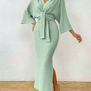 SHEIN Clasi Robe mi-longue femme à col V avec lien à la taille de couleur unie simple. Robe élégante pour femme avec nœud, fente à la cuisse et manches trois-quarts. Robe longue femme ajustée avec manches chauve-souris verte, col en V, style casual pour le quotidien. Tenue maxi pour femme, à porter au printemps ou à l'automne.