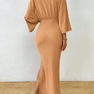 SHEIN Clasi Robe mi-longue femme à col V avec lien à la taille de couleur unie simple. Robe élégante pour femme avec nœud, fente à la cuisse et manches trois-quarts. Robe longue femme ajustée avec manches chauve-souris verte, col en V, style casual pour le quotidien. Tenue maxi pour femme, à porter au printemps ou à l'automne.