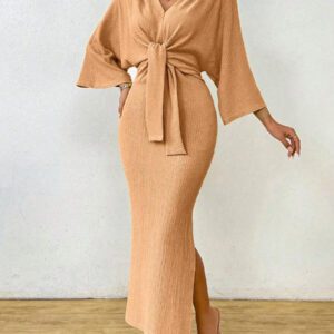 SHEIN Clasi Robe mi-longue femme à col V avec lien à la taille de couleur unie simple. Robe élégante pour femme avec nœud, fente à la cuisse et manches trois-quarts. Robe longue femme ajustée avec manches chauve-souris verte, col en V, style casual pour le quotidien. Tenue maxi pour femme, à porter au printemps ou à l'automne.