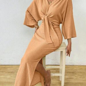 SHEIN Clasi Robe mi-longue femme à col V avec lien à la taille de couleur unie simple. Robe élégante pour femme avec nœud, fente à la cuisse et manches trois-quarts. Robe longue femme ajustée avec manches chauve-souris verte, col en V, style casual pour le quotidien. Tenue maxi pour femme, à porter au printemps ou à l'automne.
