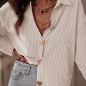 [Silhouette ample | Minimaliste de navettage]Chemise décontractée rayée rose, design de bouton en forme de cœur doré, coupe galbée flatteuse, polyvalente pour le travail, les sorties décontractées et les rendez-vous