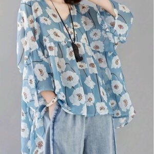 Chemise poupée élégante à encolure en V pour femmes, en polyester mousseline de soie avec un devant court et un dos long, ample et décontracté, imprimé. Convient pour les déplacements quotidiens, la maison, le brunch, le thé, les trajets, l'aéroport, le printemps et l'été