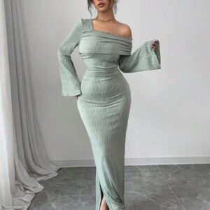 Modelyn Robe à manches longues en jacquard plissé à épaules obliques pour femmes