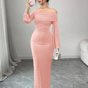 Modelyn Robe à manches longues en jacquard plissé à épaules obliques pour femmes