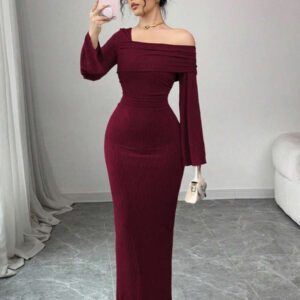 Modelyn Robe à manches longues en jacquard plissé à épaules obliques pour femmes