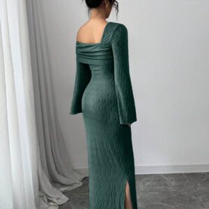 Modelyn Robe à manches longues en jacquard plissé à épaules obliques pour femmes
