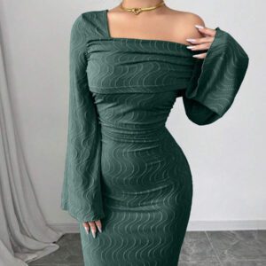 Modelyn Robe à manches longues en jacquard plissé à épaules obliques pour femmes