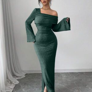 Modelyn Robe à manches longues en jacquard plissé à épaules obliques pour femmes