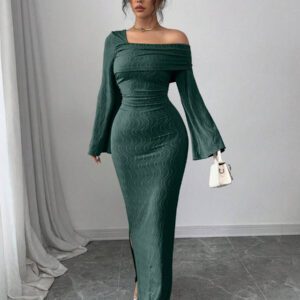 Modelyn Robe à manches longues en jacquard plissé à épaules obliques pour femmes