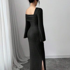 Modelyn Robe à manches longues en jacquard plissé à épaules obliques pour femmes