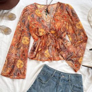 Soleia Blouse évasée à col en V avec imprimé rose, manches évasées et volants à l'ourlet. Convient pour les vacances, les festivals de musique, le style bohème, les jours fériés, les rendez-vous, le thé de l'après-midi, la plage