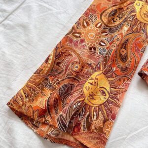 Soleia Blouse évasée à col en V avec imprimé rose, manches évasées et volants à l'ourlet. Convient pour les vacances, les festivals de musique, le style bohème, les jours fériés, les rendez-vous, le thé de l'après-midi, la plage