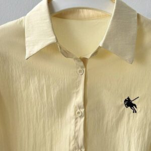 Chemise élégante de couleur unie avec poche avant boutonnée, idéale pour la remise des diplômes, la rentrée scolaire. Chemise à manches longues et décontractée pour le printemps et l'automne. Vêtements d'automne pour femmes