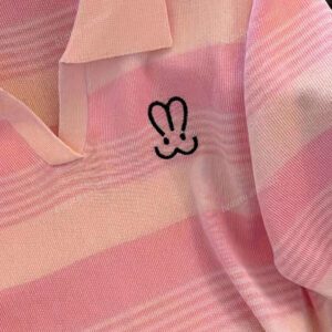 Top à manches courtes en tricot, col polo, avec rayures contrastées et broderie pour femmes