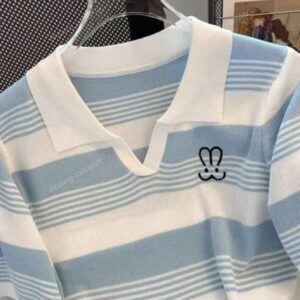 Top à manches courtes en tricot, col polo, avec rayures contrastées et broderie pour femmes