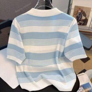 Top à manches courtes en tricot, col polo, avec rayures contrastées et broderie pour femmes