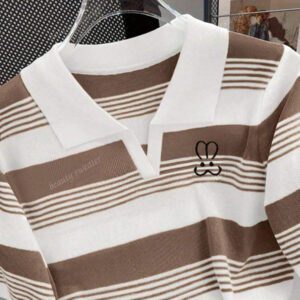 Top à manches courtes en tricot, col polo, avec rayures contrastées et broderie pour femmes