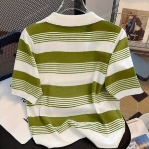 Top à manches courtes en tricot, col polo, avec rayures contrastées et broderie pour femmes