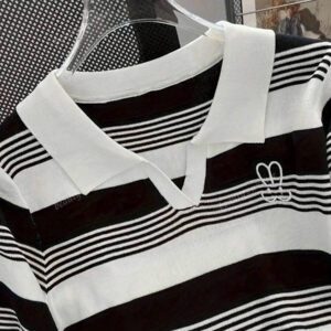 Top à manches courtes en tricot, col polo, avec rayures contrastées et broderie pour femmes
