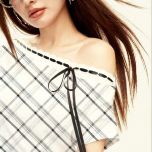 Rina Fox T-shirt décontracté à manches courtes avec col asymétrique et design de cravate à carreaux pour femmes, été