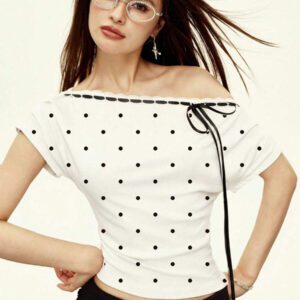 Rina Fox T-shirt décontracté à manches courtes avec col asymétrique et design de cravate à carreaux pour femmes, été