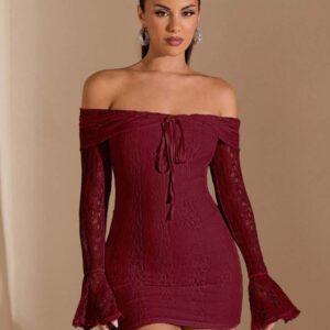 SHEIN BAE Robe longue élégante et minimale pour femmes avec épaules dénudées, nœud papillon, bordure en dentelle, manches longues. Convient pour les cocktails, les rendez-vous romantiques, le layering, les soirées, les événements formels, les sorties de nuit, les mariages, Halloween, Noël. Couleur unie blanche pour l'automne/hiver.