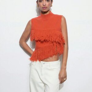 Maija Top court ajusté en tricot à col montant avec design à franges, inspiré du style bohème, pour le printemps. Couleur orange, idéal pour les festivals de musique et les brunchs de remise de diplômes